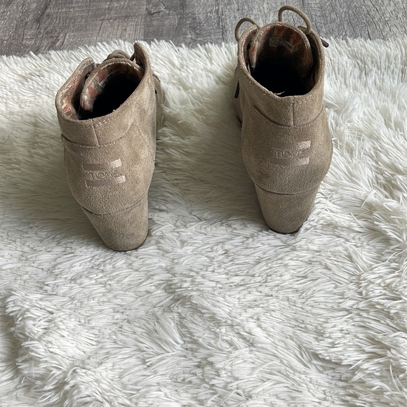 TOMS DESERT WEDGE SHOES TAUPE TAN SUEDE LACE UP - Picture 4 of 8